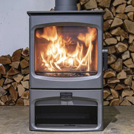 Poêle à bois Charnwood Aire 7 avec porte bûche Puissance 7kW Sortie Fumée Postérieure ou Supérieure