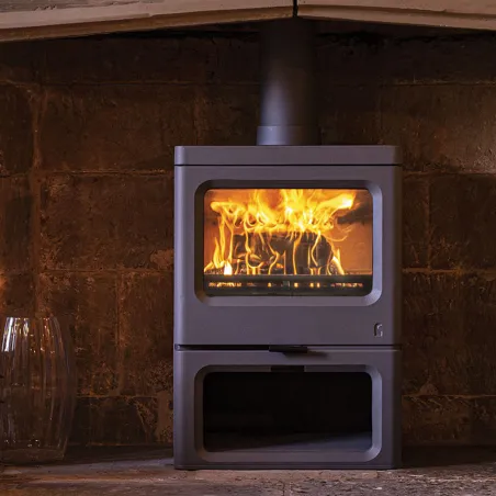Poêle à bois Charnwood Skye 7 avec porte bûche Puissance 7kW Sortie Fumée Postérieure ou Supérieure