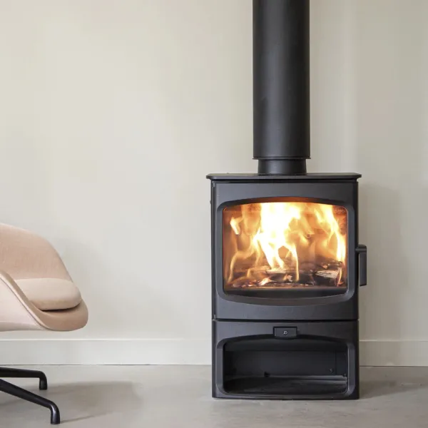 Poêle à bois Charnwood Aire E-700 avec porte bûche Puissance 7kW Sortie Fumée Postérieure ou Supérieure